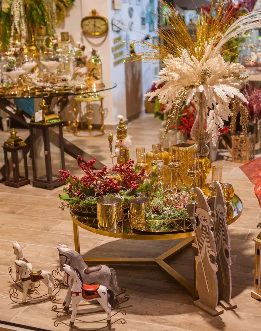 Витрина магазина с золотыми рождественскими декорами и игрушками