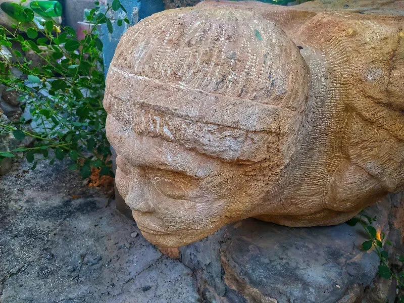 Скульптура человека в колледже Стасса Параскоса