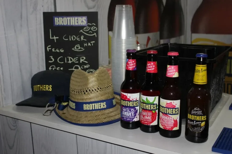 Ряд банок шведского сидра Rekorderlig разной фруктовой упаковки