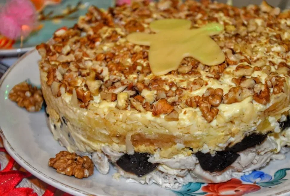 Слоеный куриный салат с черносливом, грецкими орехами и яблоками
