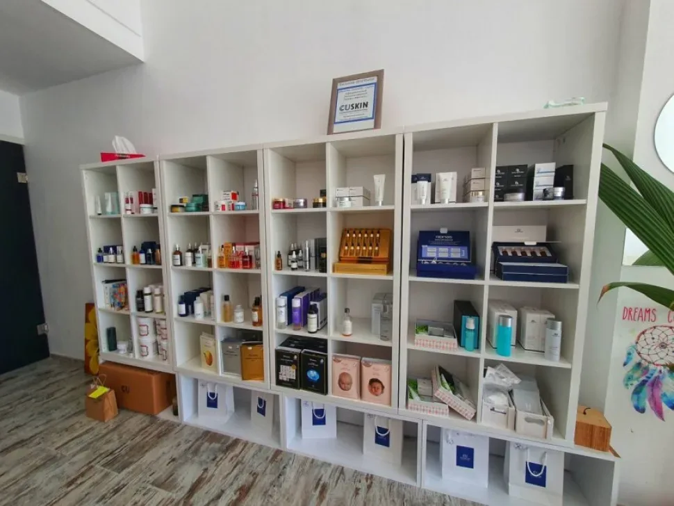 Стеллажи в магазине Korean Cosmetic с оригинальной корейской косметикой