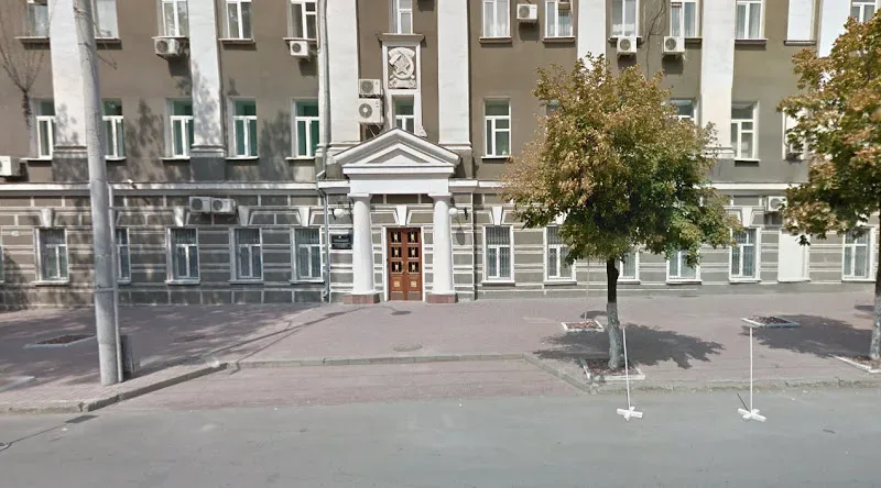 Фасад дома №31 в Ростове-на-Дону с центральным входом и окнами