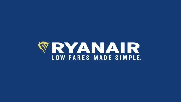 Логотип Ryanair на синем фоне с фирменным слоганом низких тарифов