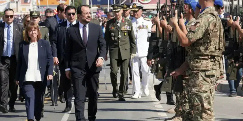 Делегаты и военные проходят мимо выстроившихся уличных рядов бойцов