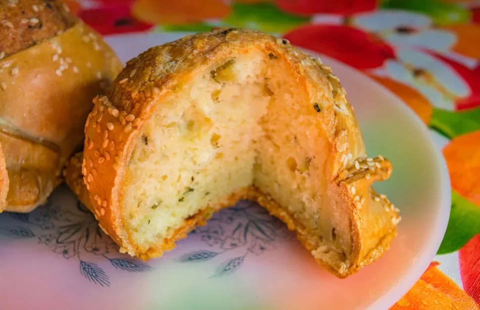 Разрезанная флауна с видимой сырной начинкой и кусочками мяты Разрезанная флауна с видимой сырной начинкой и кусочками мяты