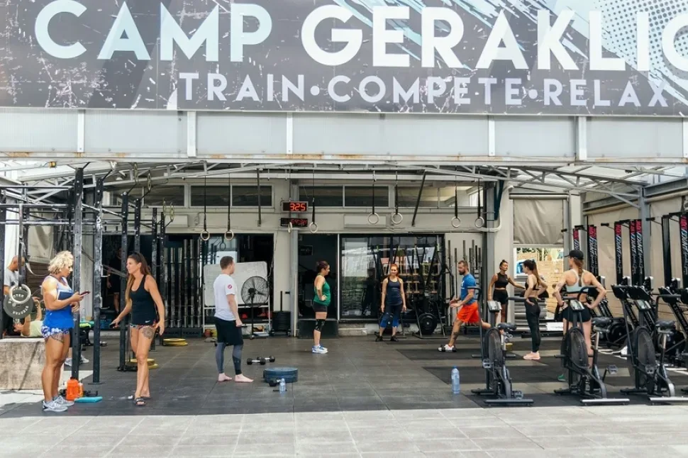 Открытый зал CrossFit Geraklion с групповой тренировкой под баннером