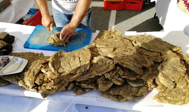 Стеклянные и пластиковые бидоны для молочной продукции на прилавке