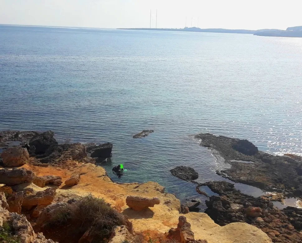 Побережье и бухта Konnos Bay вид с пещерного выхода
