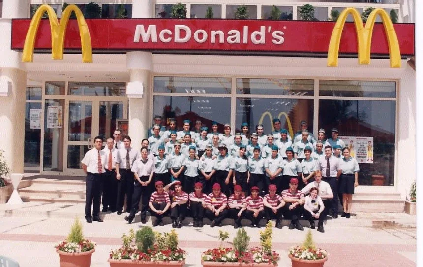 Группа сотрудников и открытие первого McDonald’s в Ларнаке у входа