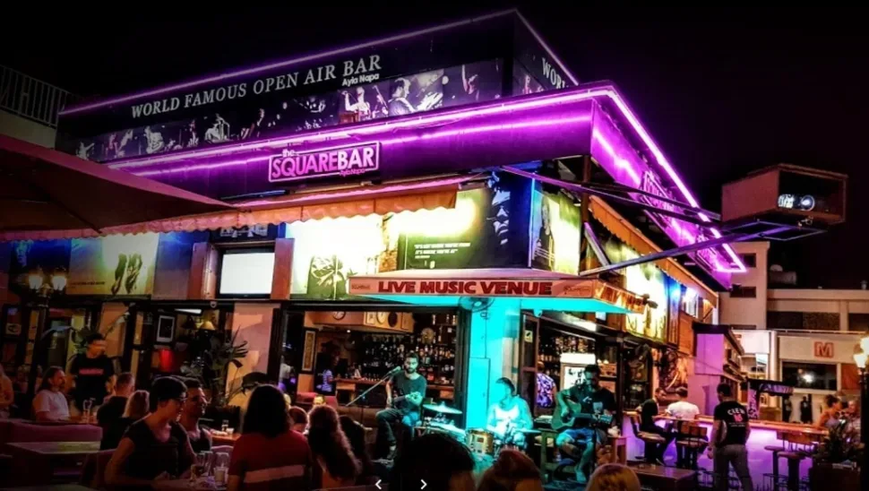Ночной вид бара The Square Bar в Айя-Напе с живой музыкой