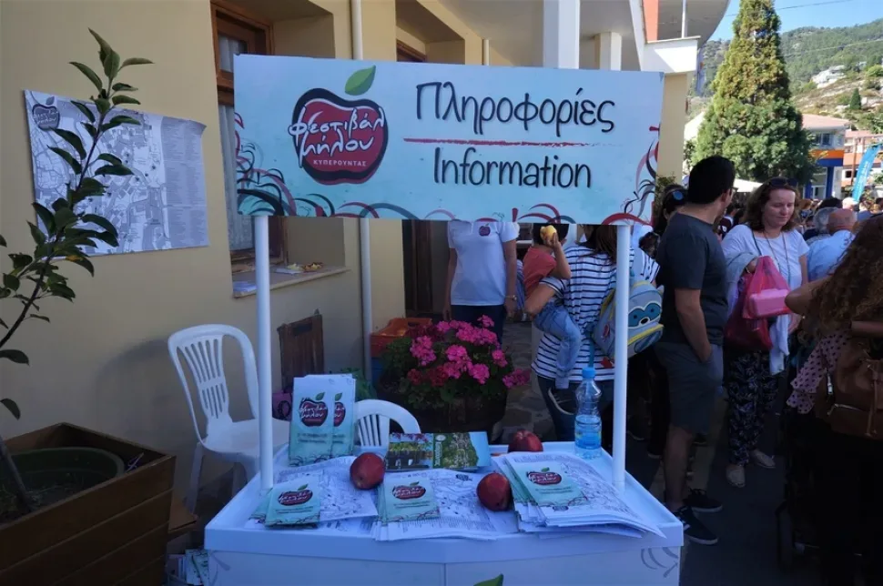 Большая инсталляция ящиков с яблоками на фоне площади фестиваля
