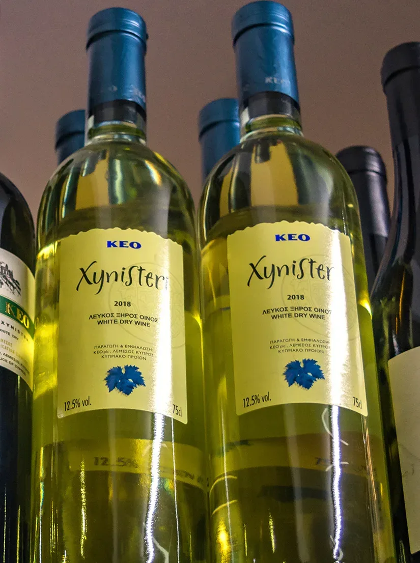 Две бутылки кипрского белого вина KEO Xynisteri 2018 на полке