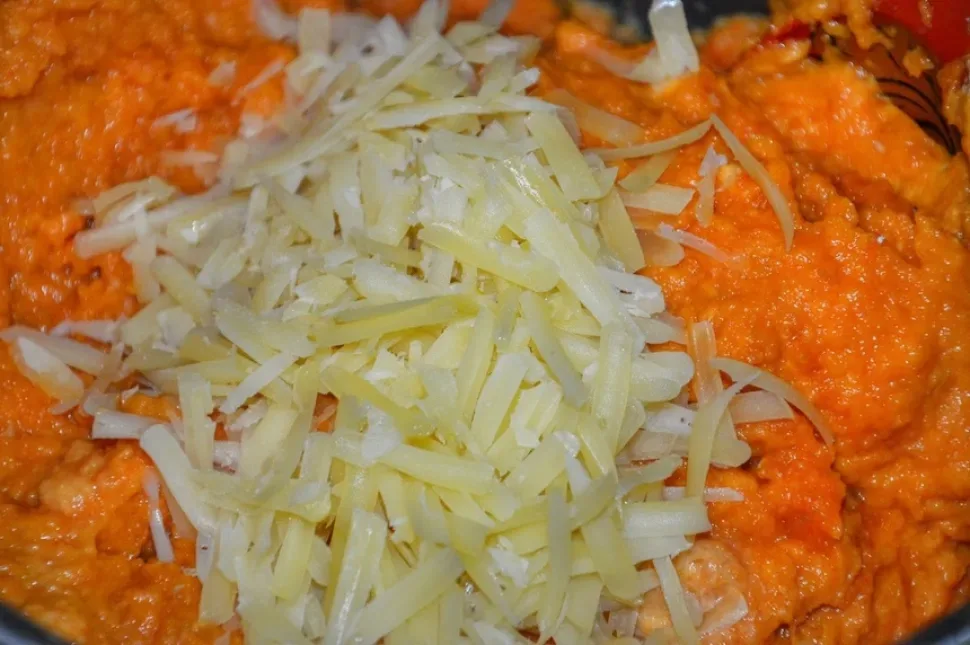 Чайная ложка молока над морковным пюре как часть рецепта