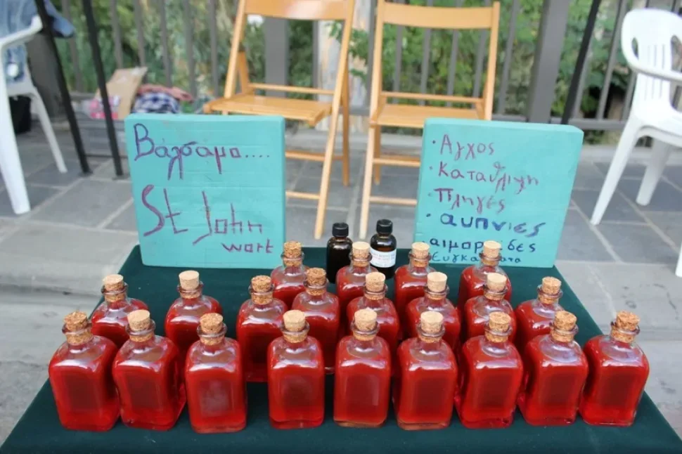 Стеллажи с множеством маленьких баночек варенья разных сортов