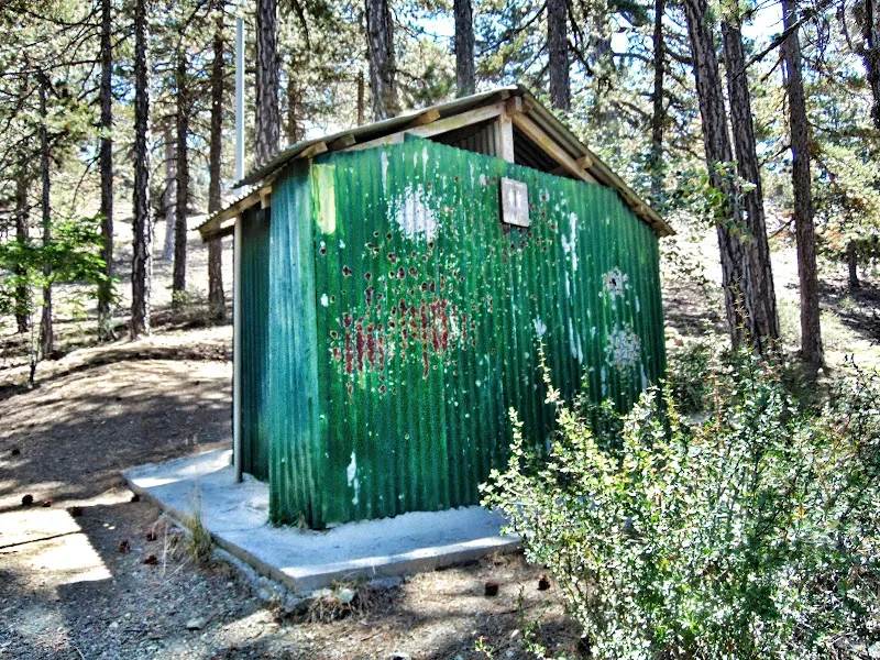 Деревянный указатель WC стрелками в разные стороны на лесной площадке