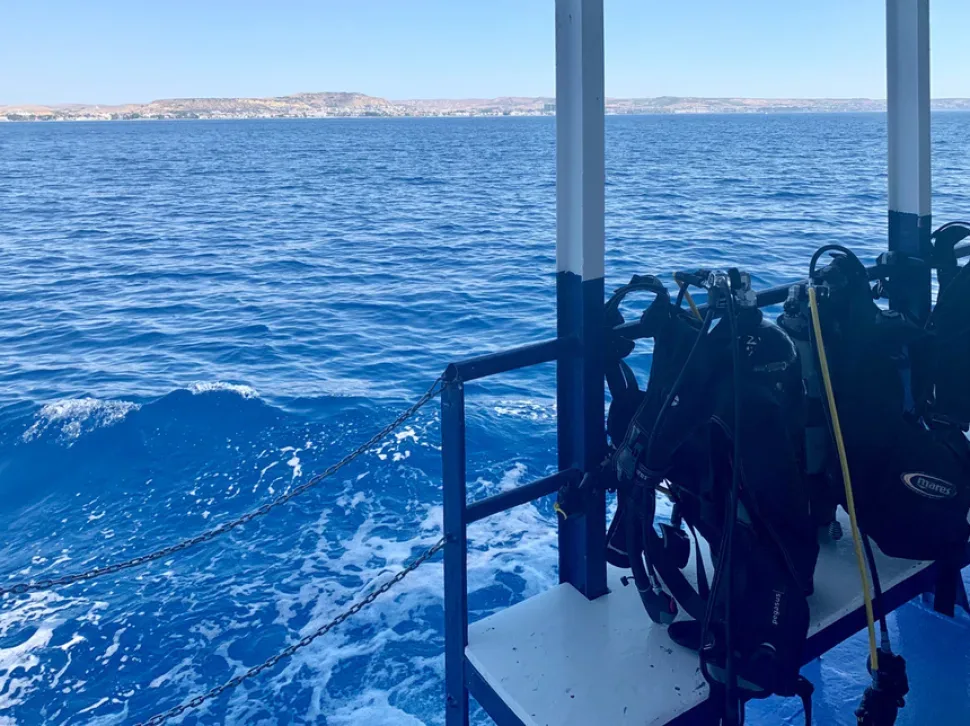 Флаг с дайверским символом на корме лодки в открытом море
