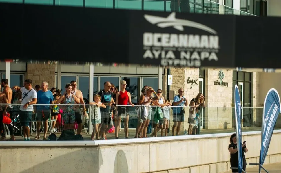 Финиш участника, пересечение ленты на финишной прямой Oceanman Айя-Напа Финиш участника, пересечение ленты на финишной прямой Oceanman Айя-Напа