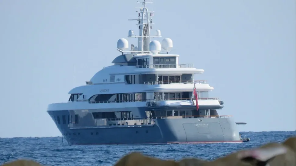 Яхта QUEEN K в море снимок предоставлен Виктором Варченко