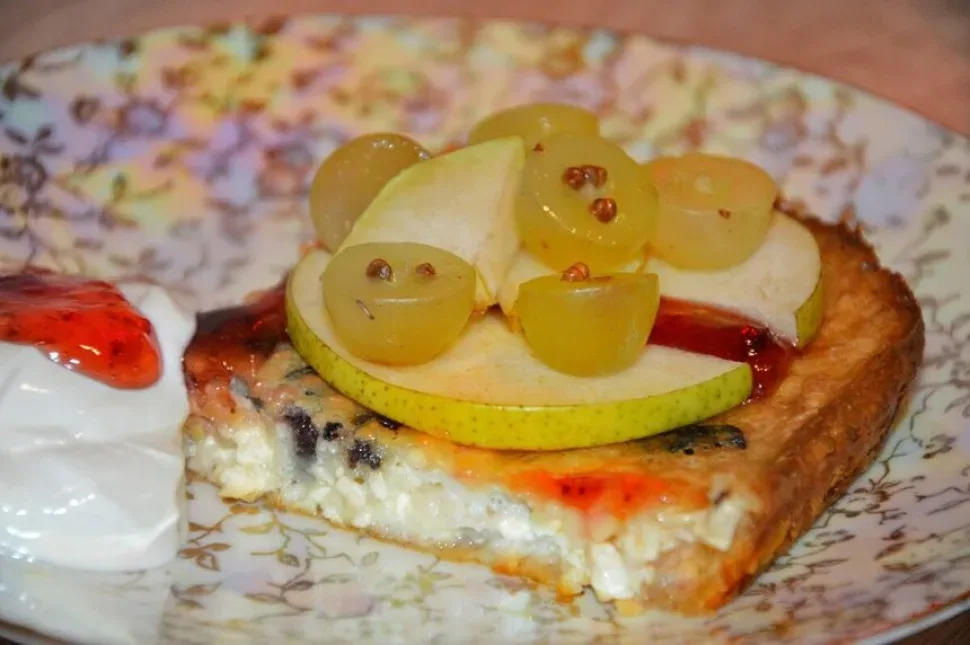 Ближний план запеканки с грушевыми кружочками и джемом