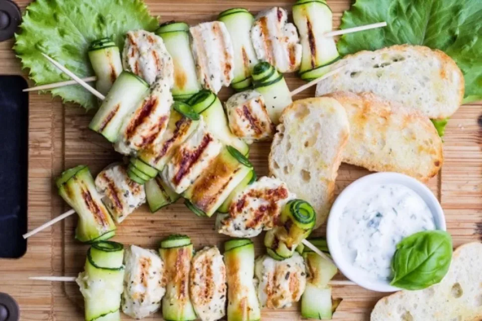 Вариант подачи сувлы с полосками цукини и соусом на доске