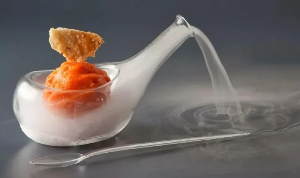 Десертный элемент молекулярной кухни с дымом и хрустящей крошкой в стеклянной посуде