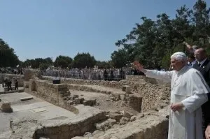 Католический иерарх во время публичного визита на территории археологических раскопок
