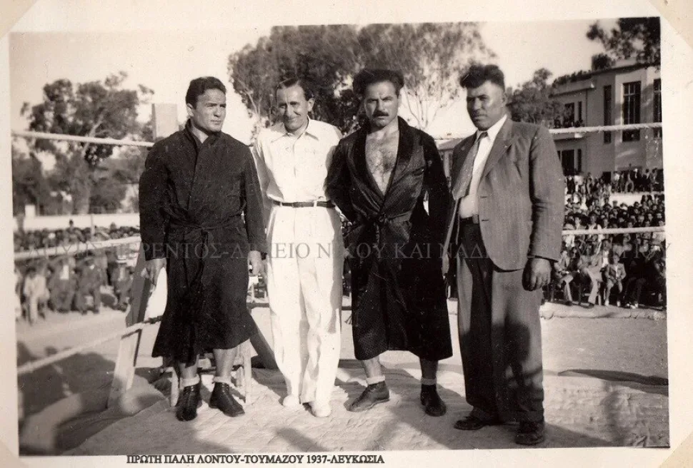 Группа борцов и тренеров на соревновании по борьбе в Лефкосии 1937 года