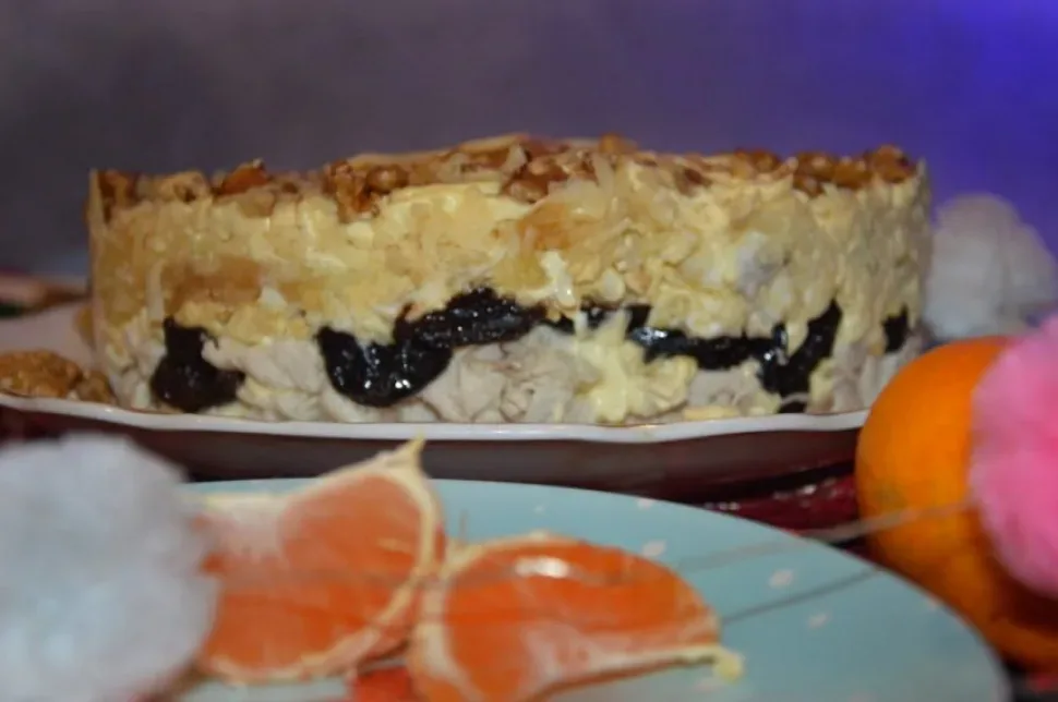 Крупный план верхней части салата с ореховой крошкой и сырной фигурой