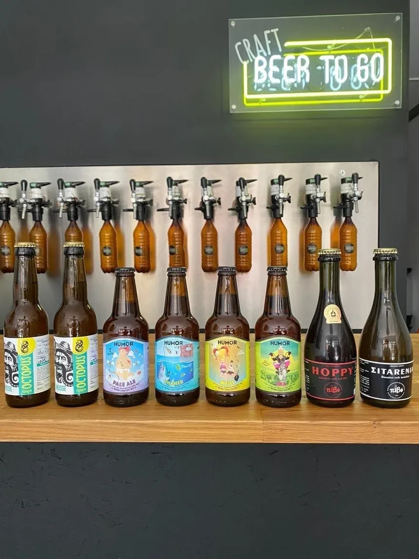 Ряд бутылок местного крафта на стойке магазина Beer to Go