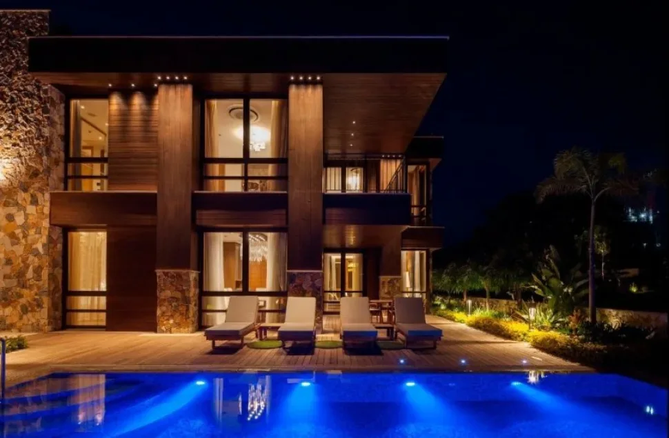 Ночной вид виллы комплекса Park Suites с освещённым бассейном