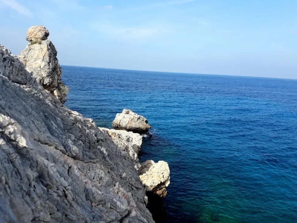 Морской горизонт и скалистый мыс, вид с обрыва на Карпасии Морской горизонт и скалистый мыс, вид с обрыва на Карпасии