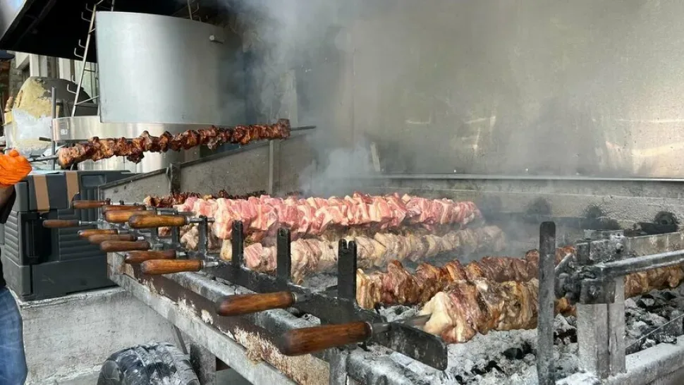Сувла на вертелах и жареное мясо на открытом гриле фестиваля