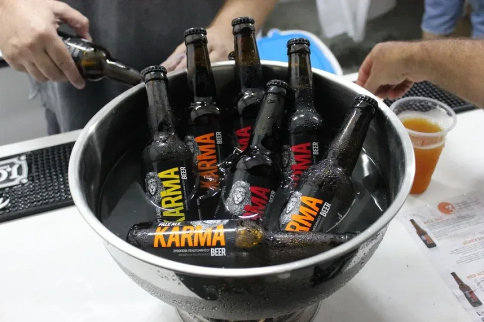 Стенд Carlsberg с разливными кранами и сотрудницей за барной стойкой