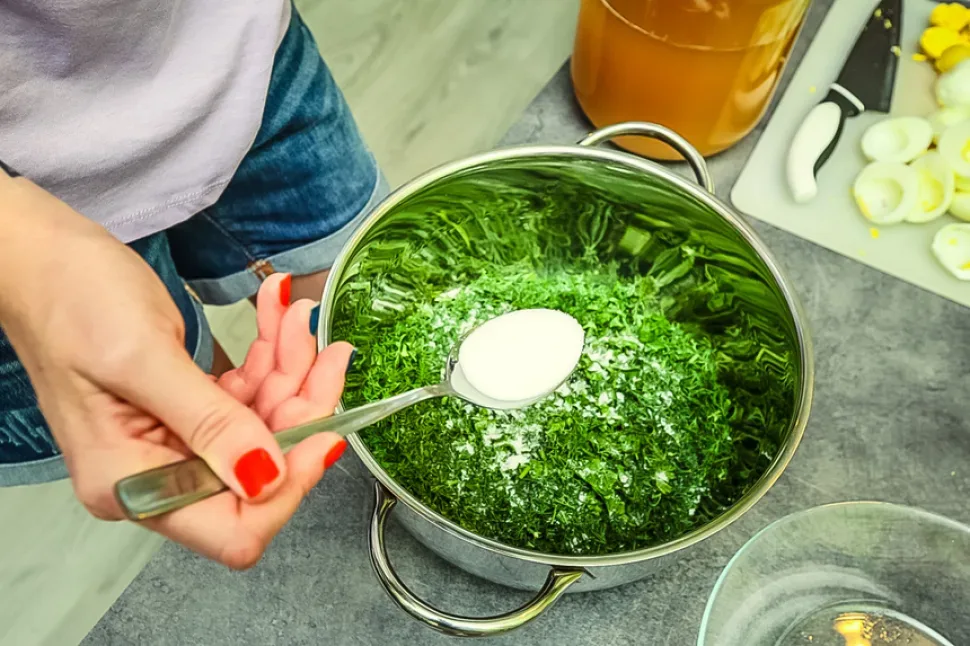 Порция домашней окрошки с зелёным луком, укропом и сметаной