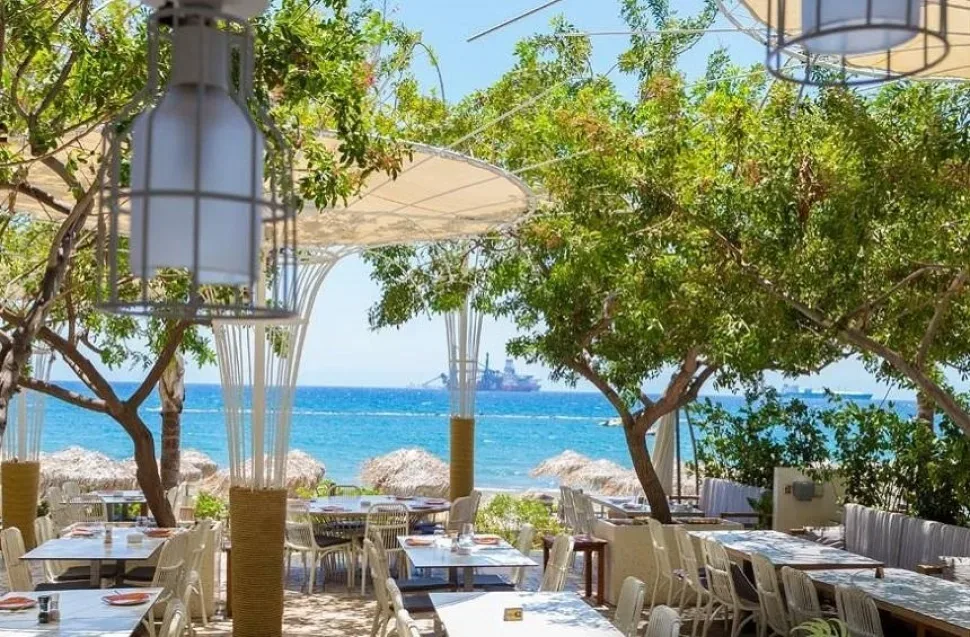 Двое курят кальян у бассейна в NOA Beach Seafood Restaurant & Bar