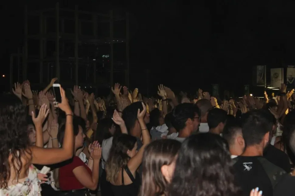 Поднятые руки и аплодисменты в толпе на концерте Septemberfest