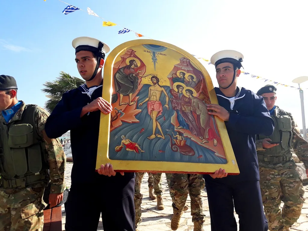 В Айя-Напе прошел ежегодный ритуал погружения креста в воду