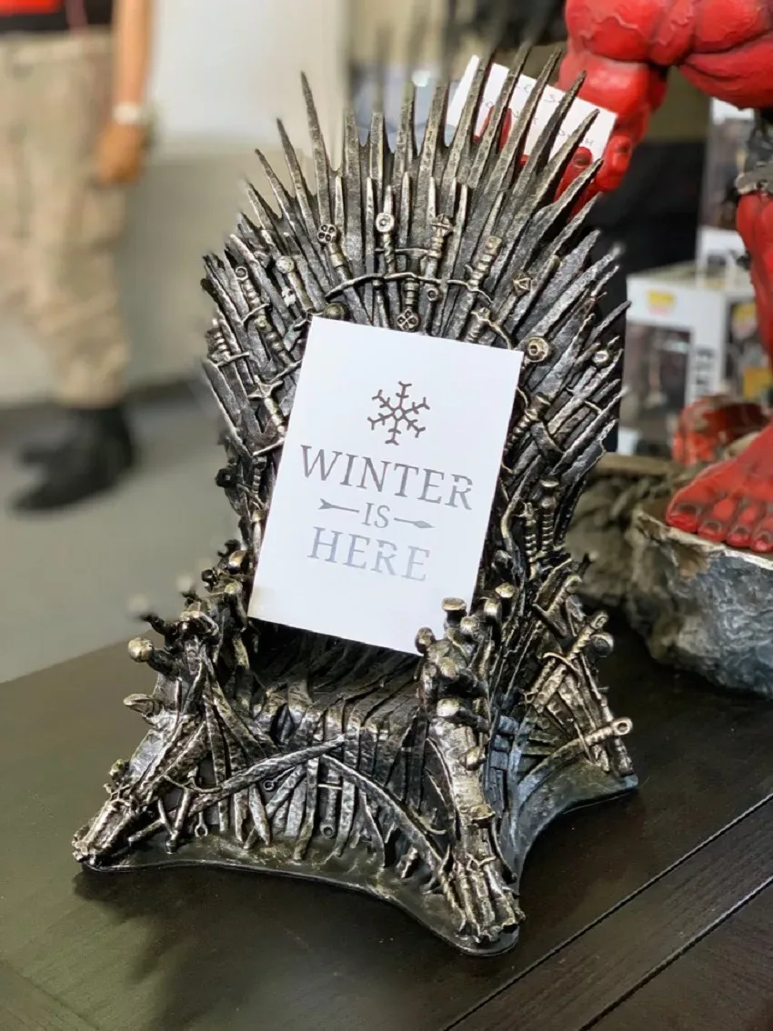 Миниатюрный Железный трон с табличкой «Winter is here» в сувенирной зоне
