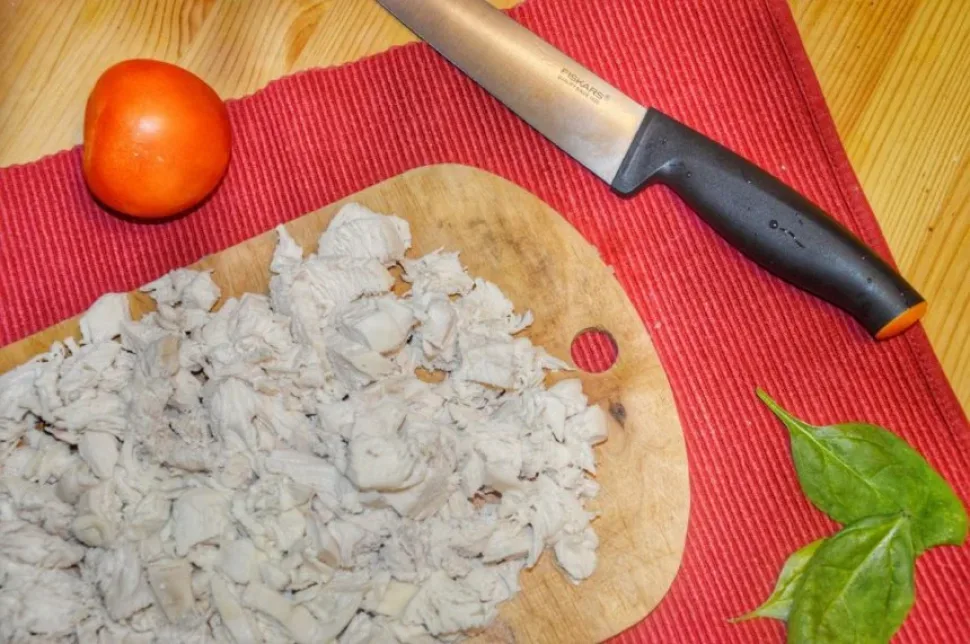 Отварные куриные филе на тарелке с веточкой укропа сверху