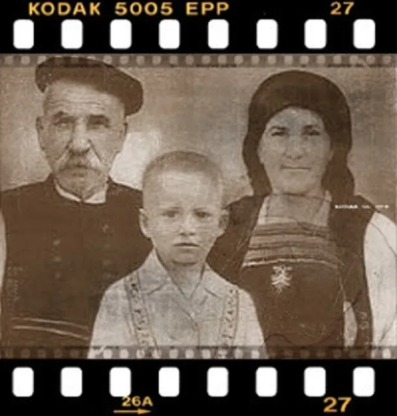 Портрет мухтариса Иоанниса Мантаса с двумя родственниками, начало XX века Портрет мухтариса Иоанниса Мантаса с двумя родственниками, начало XX века