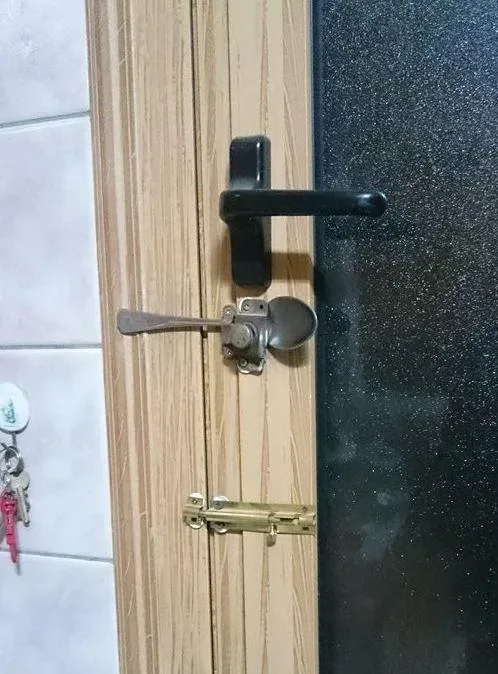 Сушилка и бельё в кузове пикапа в ночной улице