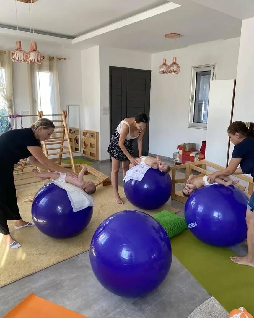 Малыши на фитболах и мамы во время занятия бэби-йогой в Family Academy