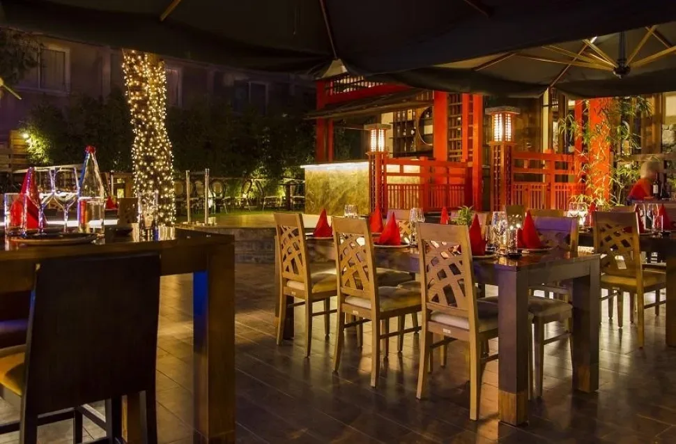 Деревянные столы и вид на море в Tokio Restaurant & Bar