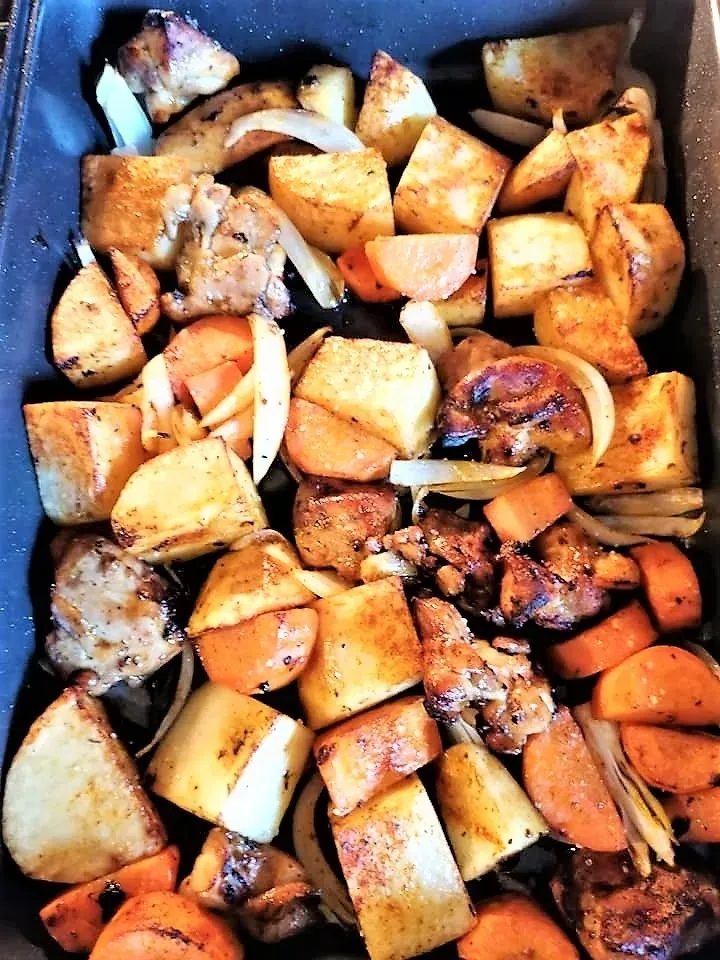 Румяные картофель и морковь с кусочками мяса в противне после обжарки Румяные картофель и морковь с кусочками мяса в противне после обжарки