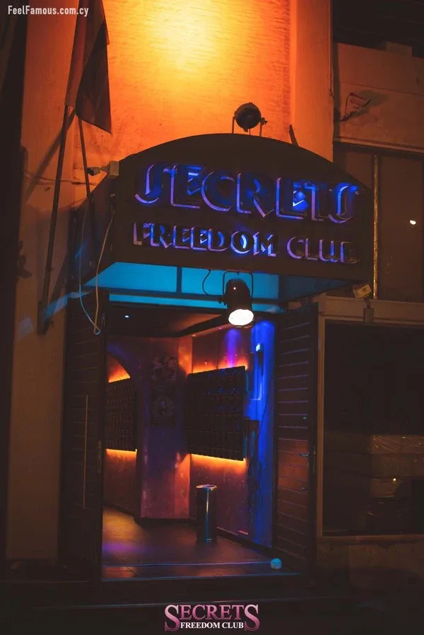 Вывеска и вход в Secrets Freedom Club с неоновым освещением
