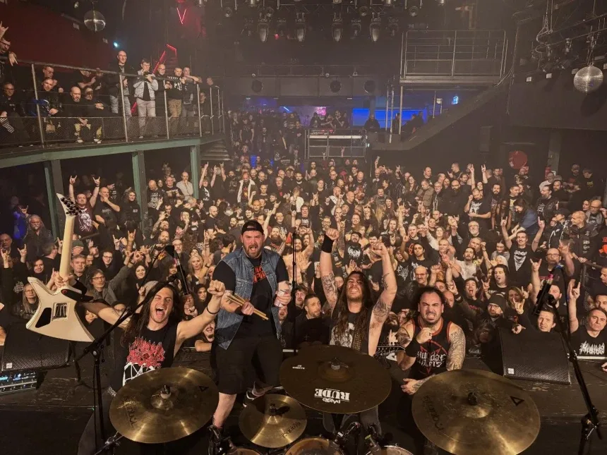 Вид со сцены на группу Suicidal Angels и восторженную публику
