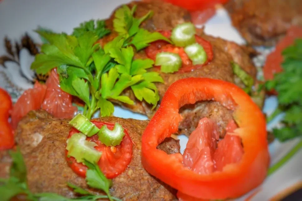 Тарелка с курицей в маринаде, зеленью и двумя соусниками
