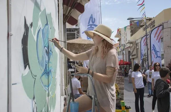 Художница рисует мурал в рамках Street Life Festival в Лимассоле
