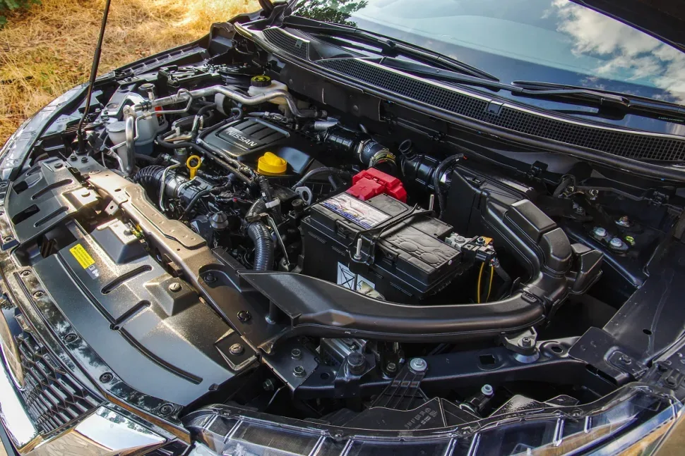 Моторный отсек Nissan Qashqai с видимыми элементами двигателя и аккумулятором Моторный отсек Nissan Qashqai с видимыми элементами двигателя и аккумулятором