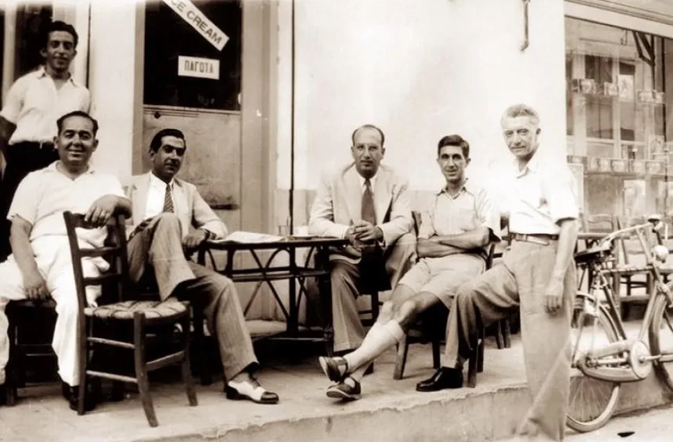 Внутренний зал старой кофейни с кальяном и мужчинами за разговором